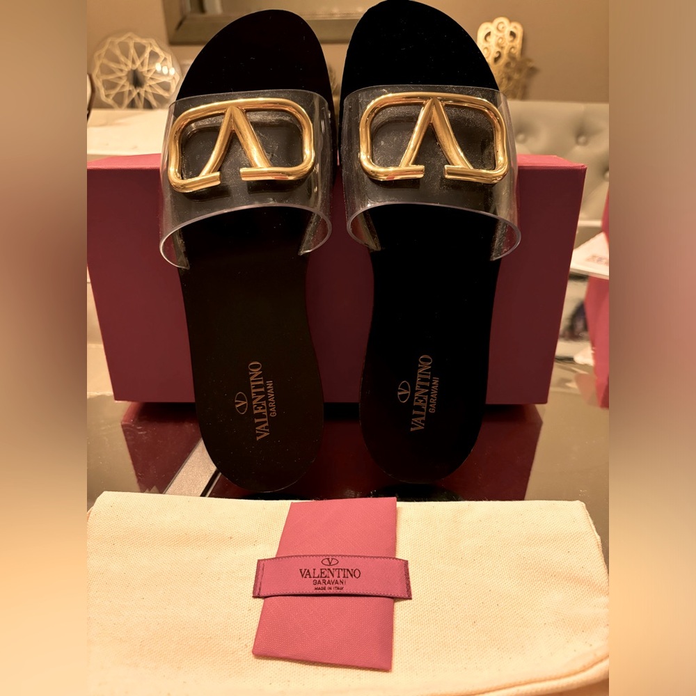 Valentino v logo slides. Worn 2x. Size 39